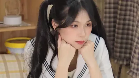 欧仁妮皇后王冠被压平细节