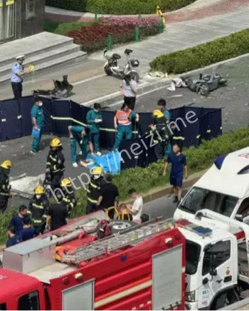 郑州出租车冲人行道