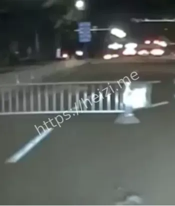 泸州市政府天桥下网约车车祸